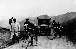Os ciclista da foto estão invertendo as rodas das sua bicicletas num Tour de France da década de 1930 